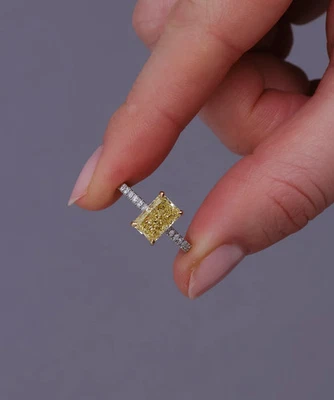 Anillo de compromiso solitario de diamantes cultivados en laboratorio de corte radiante amarillo vivo de lujo de 2,2 quilates Foto 1 de 4