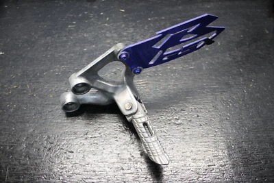 06-09 JUEGO TRASERO IZQUIERDO SUZUKI GSXR600 GSXR750 REPOSAPIÉS CONDUCTOR 2006 08 Foto 1 de 4