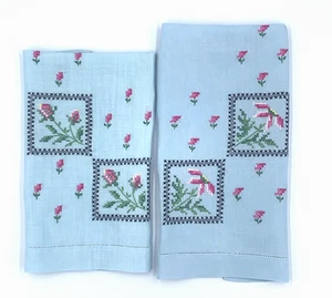 Juego de 2 servilletas de lino bordadas punto de cruz toalla de té hecha a mano 18"x11" - Imagen 1 de 4