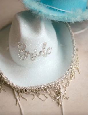 Sombrero de vaquero de novia brillante con pedrería colgantes por todas partes Foto 1 de 3
