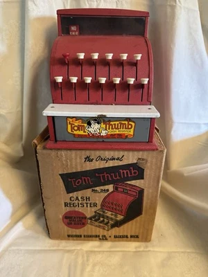 Caja registradora de metal Tom Thumb Western Stamping Co. con monedas años 50 Foto 1 de 4