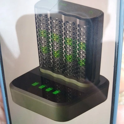 Cargador de velocidad USB M452 con base LCD D451 y 4 baterías Aa Recyko Nimh Foto 1 de 2