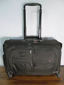 TUMI Alpha Voyageur 4 ruedas remolque triple ropa giratoria, precio de venta sugerido por el fabricante $895,00, nuevo con etiquetas - Imagen 1 de 22