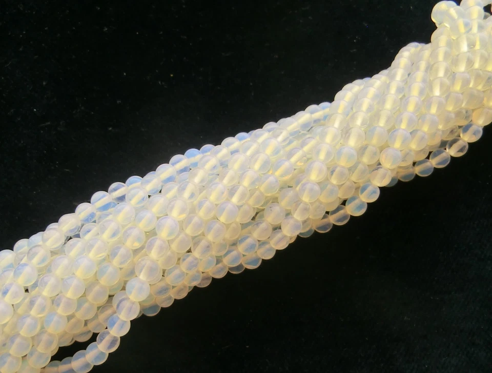 Mondstein 4mm Perlen rund Schmuckperlen weiß Opalit synthetisch 1 Strang basteln - Bild 1 von 1