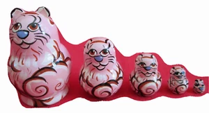 Muñeca anidadora rusa para gatos/hecha a mano/tamaño micro/juego de 5 piezas/¡NUEVA! ENVÍO GRATUITO EN EE. UU. - Imagen 1 de 3