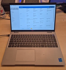 Dell Latitude 5520 15" Notebook | i5-1145G7 | 8GB RAM | 256GB SSD | Windows 11 - Bild 1 von 5
