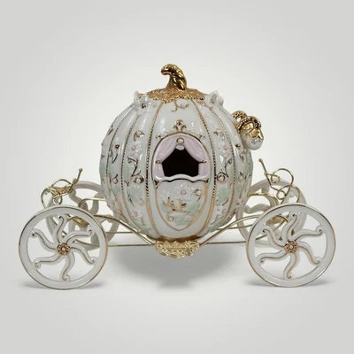 Figura iluminada Lenox Disney Cinderella's Enchanted Coach con caja expositora Foto 1 de 4