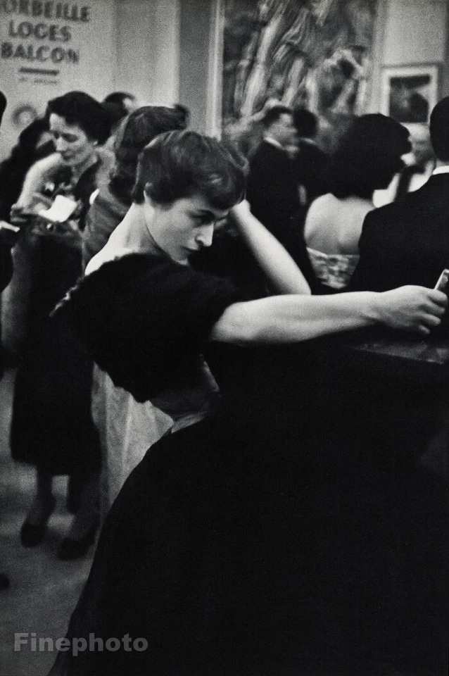 1953 HENRI CARTIER-BRESSON Paris Mulher Moda Caridade Vestido de Baile Foto Gravura - Imagem 1 de 1