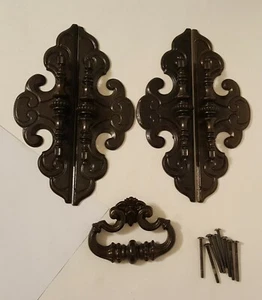 4 Vtg French Provincial Gothic Door Handles w/ Backplate & 1 Drawer Pull 3" Bore - Picture 1 of 8