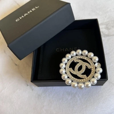 CHANEL Brooch CC Logo Pearl Round Silver White 2.0 Inch Diameter Used - Image 1 of 3
