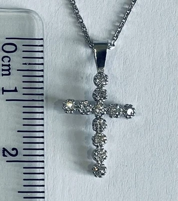 Colgante/dije cruz circonita cúbica oro blanco de 9 quilates Foto 1 de 3