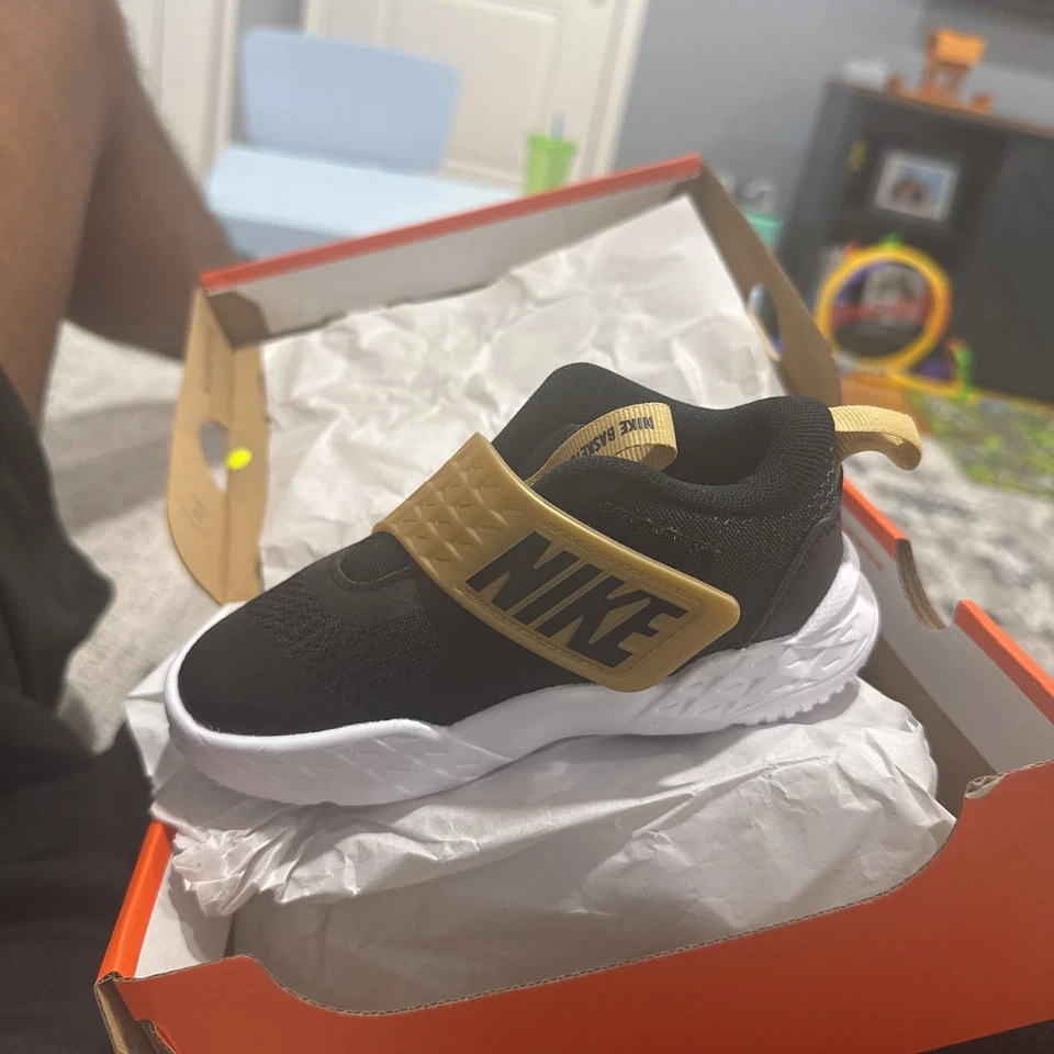 Zapatos de baloncesto Nike para niños pequeños negros dorados blancos con correa talla 9,5C Foto 1 de 1