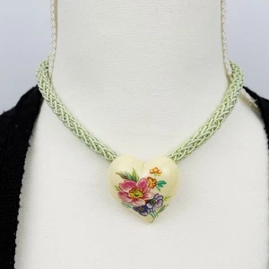 Vintage Keramik Blumen Herz Anhänger Halskette grün geflochtene Kordel Cottagecore - Bild 1 von 6