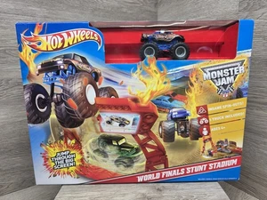 Set Hot Wheels Monster Jam World Finals Stunt Stadium 2010 nuovo sigillato spedizione gratuita - Foto 1 di 12