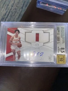 Jalen Johnson 2021-22 National Treasures Rookie Materials Auto /99 BGS 8.5 bis 10 - Bild 1 von 2