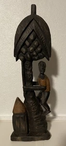 Holzschnitzerei vom Bauern, der auf einen Kokosnussbaum klettert, um Kokosnüsse zu ernten - Bild 1 von 5