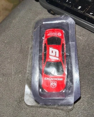 Гоночный автомобиль Nascar Red Dodge Intrepid No19 UAW National Training Center 1:64 ЗАПЕЧАТАННЫЙ! - Изображение 1 из 2