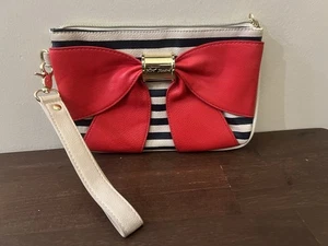 Betsey Johnson Bow-Nanza Wristlet Red Bow Gold Accents Blue Striped - Picture 1 of 6