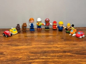 Lote de figuras mixtas de Little Tikes, ERTL, CAT Construction, Max, Little People - Imagen 1 de 10
