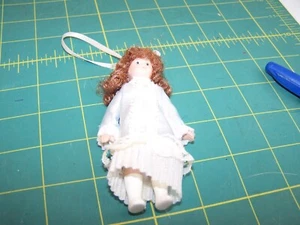 Miniatur Porzellan Puppe Ornament 5" - Bild 1 von 7