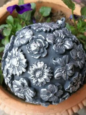 Sfera di fiori effetto acciaio con accenti in argento palla di Natale sfera d... - Immagine 1 di 4