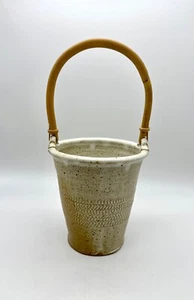 "Cubo de cerámica artística Darrel Bowman Bangor, estudio Wisconsin cubo mango de madera 6,75" - Imagen 1 de 8