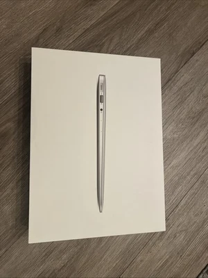 MacBook Air 13 Zoll (2016) - 4 GB RAM, 128GB SSD, Intel Core I5 - Bild 1 von 4