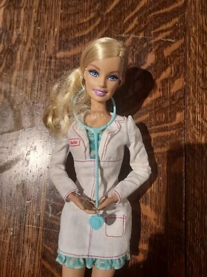 Muñeca Doctor Barbie 1999 Doctor Pediatría Cuna Brazos con Stepiscopio Rubio 11.5" Foto 1 de 3