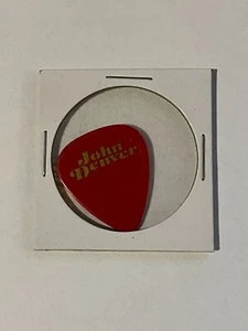 John Denver Gitarre SELTEN rot Gitarrenplektrum Folk Rock Country Rocky Mountain High - Bild 1 von 2