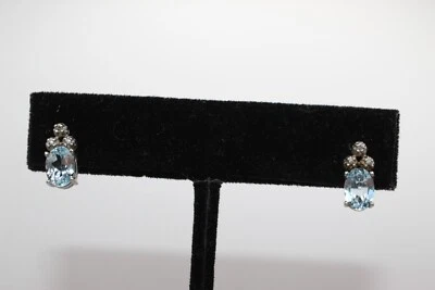 Aretes Victoria Townsend DBJ SS (044PID) de diamantes con topacio azul Foto 1 de 3