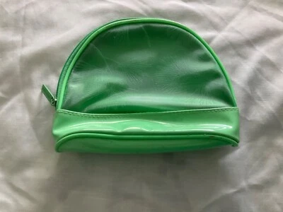 Bolsa de viaje de maquillaje verde brillante Estee Lauder con cremallera Foto 1 de 4