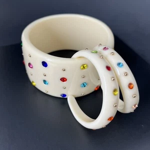 Breiter Lucite Strass Armreif Armband Creolen Set Creme Bunt Retro - Bild 1 von 10