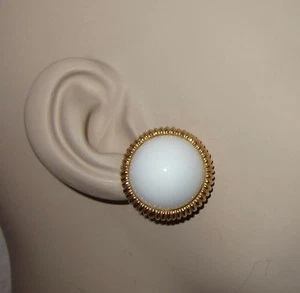 Pauline Rader Gold Weiß Emaille Kuppel Ohrringe Cabochon Clip Signiert Vintage - Bild 1 von 10