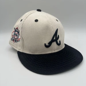 Cappello New Era Atlanta Braves Toppa Laterale Velluto a coste 59FIFTY Fitted 7 1/4 Crema Navy - Foto 1 di 14