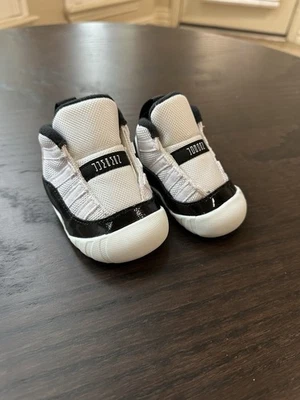 Botín de cuna Nike Air Jordan 11 | Talla 2C | Negro, blanco y dorado Foto 1 de 4