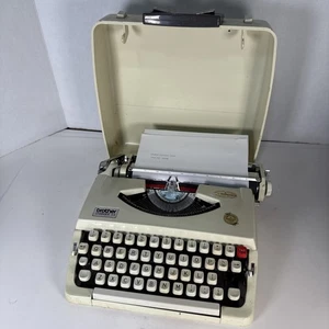 Máquina de escribir manual Brother Charger 33 vintage crema con estuche rígido - Imagen 1 de 11