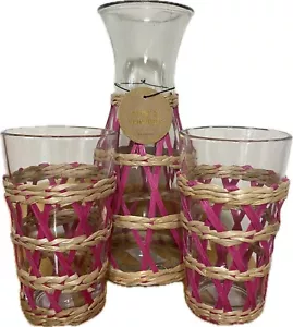 Neu 35 Unzen Glaskaraffe plus zwei 6" hohe Gläser Fuchsia Stroh entfernt zum Reinigen - Bild 1 von 8
