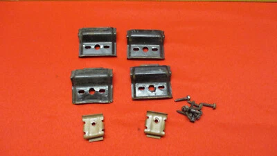 SOPORTE DE VENTANA DE CUARTO DE PUERTA DE 2 PUERTAS CHEVROLET CAPRICE E IMPALA 1980-1985 Foto 1 de 4