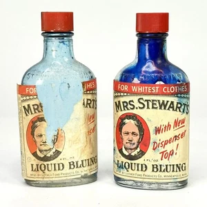 Dos botellas de vidrio en relieve azulado líquido de colección Mrs. Stewart's 1963 vacías - Imagen 1 de 15