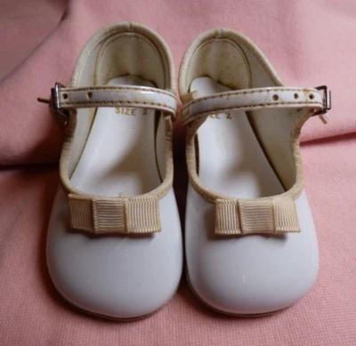 Sapatos de vinil vintage branco patenteado tamanho 2 Mary Janes fivela gorgorão arco estilo Toni - Imagem 1 de 4