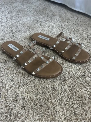 Sandalia Steve Madden Tachonada Deslizable Tostada Talla 8 Usada en Excelente Condición Foto 1 de 4