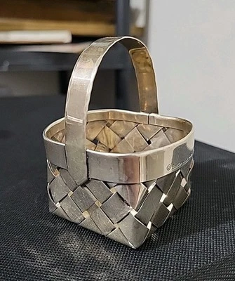 Cesta tejida en miniatura hecha a mano vintage Cartier de plata esterlina artículo retirado Foto 1 de 4
