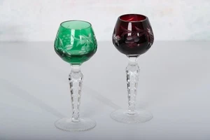 2 kleine Römergläser aus Kristall – Grün & Rubinrot – ca. 13 cm – geschliffen - Bild 1 von 3