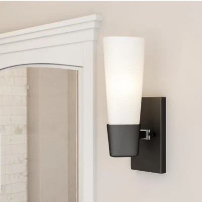 Aplique de baño con pantalla de vidrio opalino Foto 1 de 3