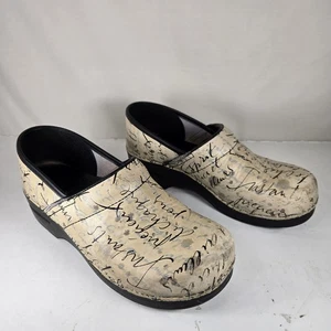 Dansko Clogs Schuhe Damen 40 beige französische Wörter Leder Obermaterial Abnutzungen LESEN - Bild 1 von 20