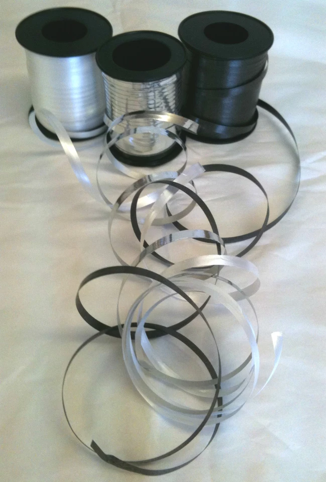 Paquete de 3 Cintas Curling en Negro, Blanco y Plata - Perfecto para Regalos de Navidad Foto 1 de 1