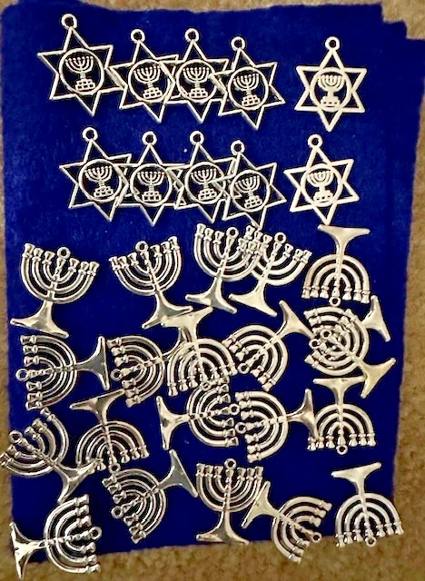 30 Dijes Menorá 2 Estilos Tono Plata para Hacer Colgantes Envío Gratis USA STOCK Foto 1 de 1