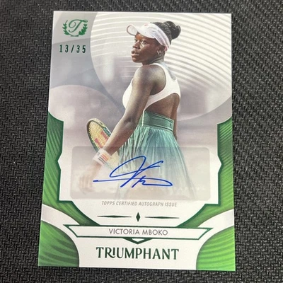 VICTORIA MBOKO Auto Lámina Verde 13/35 2025 Topps Triumphant Tennis 75-A Foto 1 de 2