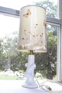 Vintage Ivory White Van Briggle Parakeet Bird Lamp With Original Butterfly Shade - Picture 1 of 23