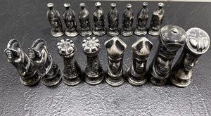 Vintage Duncan Medieval Ceramic Chess Set 32 Pieces (Grey vs. White) Felt Bottom - Picture 1 of 15